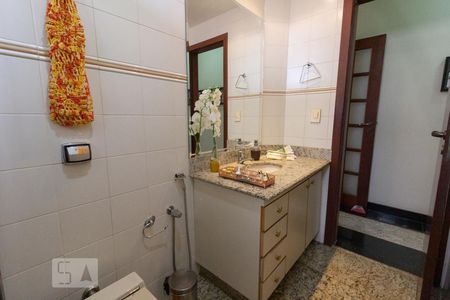 Casa à venda com 300m², 4 quartos e 2 vagas Casa à venda com 300m², 4 quartos e 2 vagasBanheiro Social