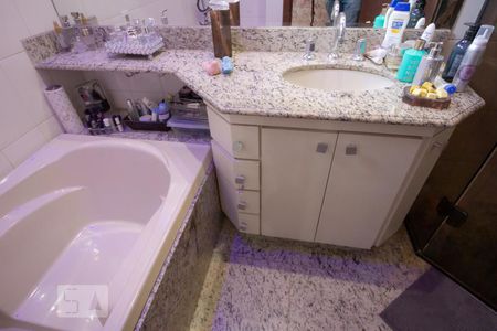 Casa à venda com 300m², 4 quartos e 2 vagas Casa à venda com 300m², 4 quartos e 2 vagasBanheiro da Suíte 1