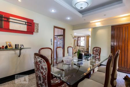 Casa à venda com 300m², 4 quartos e 2 vagas Casa à venda com 300m², 4 quartos e 2 vagasSala de Jantar