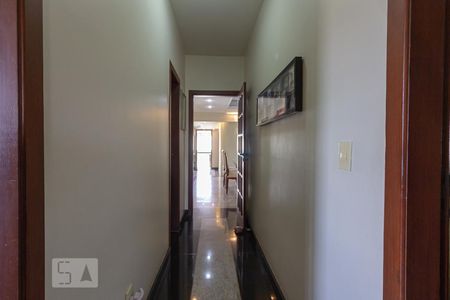 Casa à venda com 300m², 4 quartos e 2 vagas Casa à venda com 300m², 4 quartos e 2 vagasCorredor