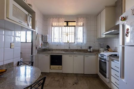 Casa à venda com 300m², 4 quartos e 2 vagas Casa à venda com 300m², 4 quartos e 2 vagasCozinha