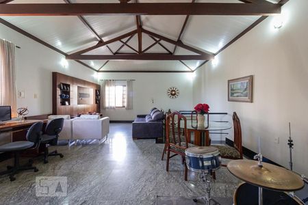 Casa à venda com 300m², 4 quartos e 2 vagas Casa à venda com 300m², 4 quartos e 2 vagasSala de Estar