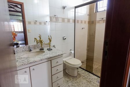 Casa à venda com 300m², 4 quartos e 2 vagas Casa à venda com 300m², 4 quartos e 2 vagasBanheiro