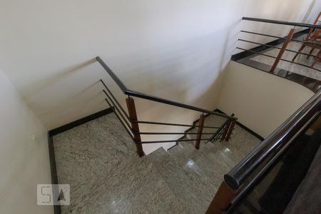 Casa à venda com 300m², 4 quartos e 2 vagas Casa à venda com 300m², 4 quartos e 2 vagasEscada