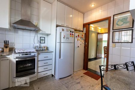 Casa à venda com 300m², 4 quartos e 2 vagas Casa à venda com 300m², 4 quartos e 2 vagasCozinha