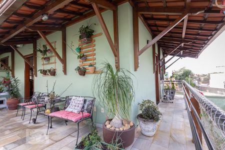 Casa à venda com 300m², 4 quartos e 2 vagas Casa à venda com 300m², 4 quartos e 2 vagasÁrea Externa Sala de Jantar