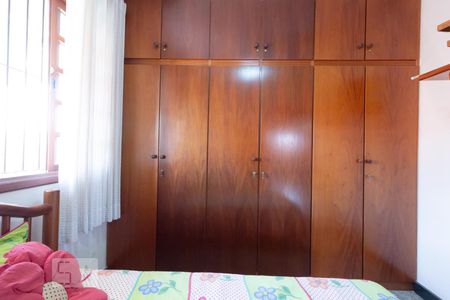 Casa à venda com 300m², 4 quartos e 2 vagas Casa à venda com 300m², 4 quartos e 2 vagasQuarto 2