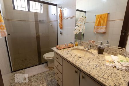 Casa à venda com 300m², 4 quartos e 2 vagas Casa à venda com 300m², 4 quartos e 2 vagasBanheiro Social