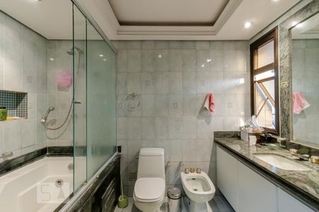 Apartamento à venda com 500m², 5 quartos e 5 vagasBanheiro da Suite 1