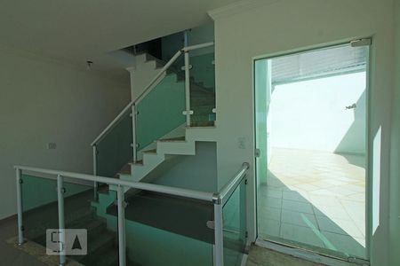 Escada da Sala de casa de condomínio para alugar com 3 quartos, 161m² em Jardim Rio das Pedras, Cotia