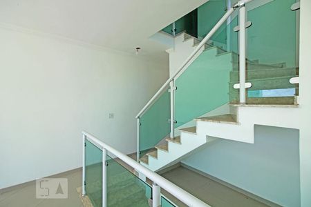 Escada da Sala de casa de condomínio para alugar com 3 quartos, 161m² em Jardim Rio das Pedras, Cotia