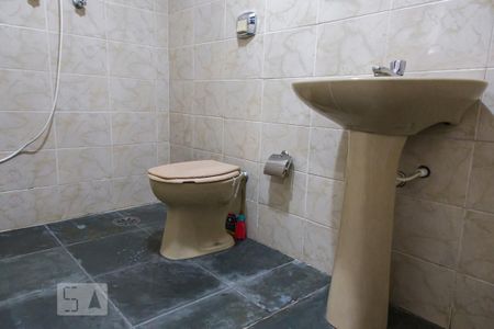 Casa à venda com 315m², 3 quartos e 5 vagas Casa à venda com 315m², 3 quartos e 5 vagasBanheiro da garagem