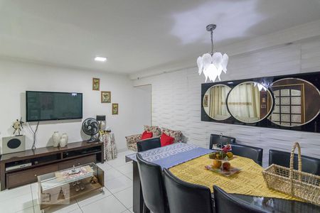 Casa à venda com 100m², 3 quartos e 3 vagasSala