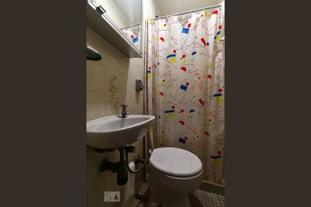 Apartamento à venda com 300m², 4 quartos e 2 vagas Apartamento à venda com 300m², 4 quartos e 2 vagasBanheiro de Serviço