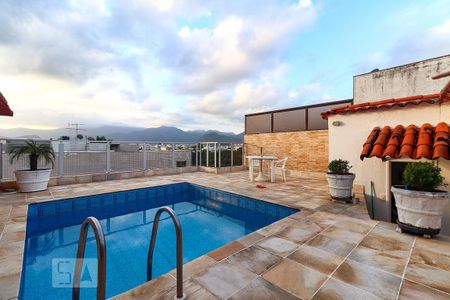 Apartamento à venda com 300m², 4 quartos e 2 vagas Apartamento à venda com 300m², 4 quartos e 2 vagasPiscina
