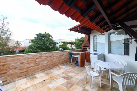 Apartamento à venda com 300m², 4 quartos e 2 vagas Apartamento à venda com 300m², 4 quartos e 2 vagasVaranda