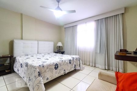 Apartamento à venda com 300m², 4 quartos e 2 vagas Apartamento à venda com 300m², 4 quartos e 2 vagasSuíte