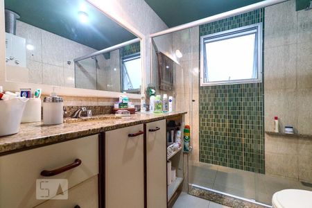 Apartamento à venda com 300m², 4 quartos e 2 vagas Apartamento à venda com 300m², 4 quartos e 2 vagasBanheiro da Suíte