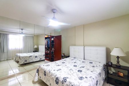 Apartamento à venda com 300m², 4 quartos e 2 vagas Apartamento à venda com 300m², 4 quartos e 2 vagasSuíte