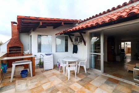 Apartamento à venda com 300m², 4 quartos e 2 vagas Apartamento à venda com 300m², 4 quartos e 2 vagasVaranda