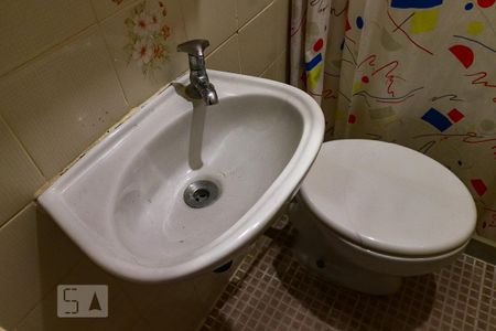 Apartamento à venda com 300m², 4 quartos e 2 vagas Apartamento à venda com 300m², 4 quartos e 2 vagasBanheiro de Serviço