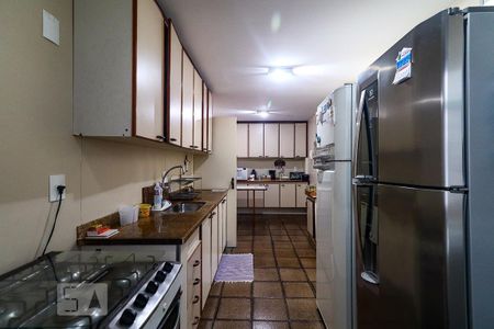 Apartamento à venda com 300m², 4 quartos e 2 vagas Apartamento à venda com 300m², 4 quartos e 2 vagasCozinha