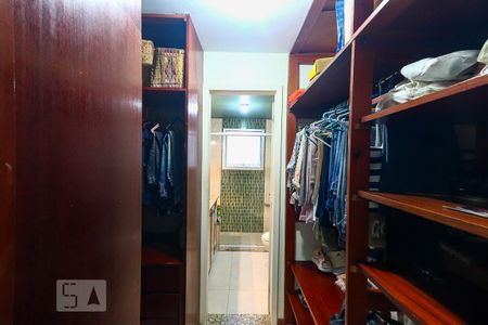 Apartamento à venda com 300m², 4 quartos e 2 vagas Apartamento à venda com 300m², 4 quartos e 2 vagasCloset