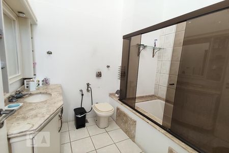 Casa à venda com 380m², 4 quartos e 3 vagasBanheiro da Suíte 2