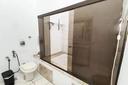 Casa à venda com 380m², 4 quartos e 3 vagasBanheiro da Suíte 2