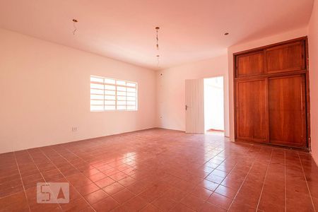 Casa à venda com 225m², 1 quarto e 2 vagas Casa à venda com 225m², 1 quarto e 2 vagasEdícula - Sala/Quarto