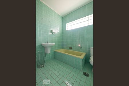 Casa à venda com 225m², 1 quarto e 2 vagas Casa à venda com 225m², 1 quarto e 2 vagasBanheiro