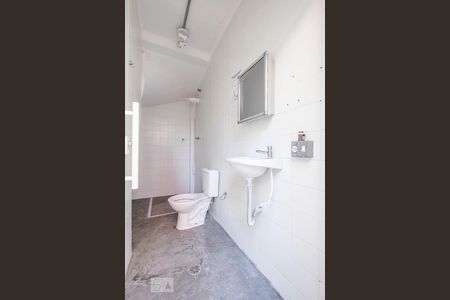 Casa à venda com 225m², 1 quarto e 2 vagas Casa à venda com 225m², 1 quarto e 2 vagasEdícula - Banheiro