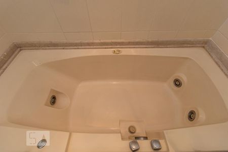 Apartamento à venda com 232m², 4 quartos e 3 vagasBanheiro da Suíte Master