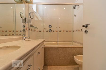 Apartamento à venda com 232m², 4 quartos e 3 vagasBanheiro da Suíte Master