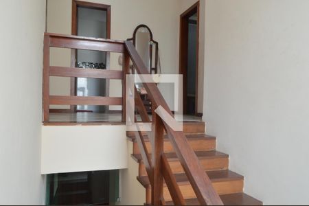 Casa de condomínio à venda com 364m², 3 quartos e 2 vagas Casa de condomínio à venda com 364m², 3 quartos e 2 vagasEscada