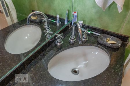 Casa à venda com 220m², 3 quartos e 3 vagasBanheiro da Suíte 1