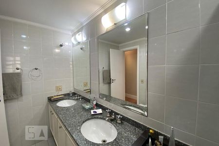 Apartamento à venda com 212m², 3 quartos e 3 vagas Apartamento à venda com 212m², 3 quartos e 3 vagasBanheiro da Suíte 1