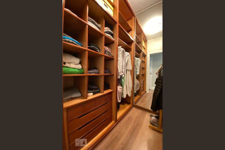 Apartamento à venda com 212m², 3 quartos e 3 vagas Apartamento à venda com 212m², 3 quartos e 3 vagasCloset da suíte