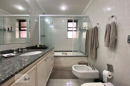 Apartamento à venda com 212m², 3 quartos e 3 vagas Apartamento à venda com 212m², 3 quartos e 3 vagasBanheiro da Suíte 1