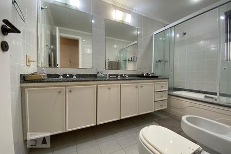 Apartamento à venda com 212m², 3 quartos e 3 vagas Apartamento à venda com 212m², 3 quartos e 3 vagasBanheiro da Suíte 1