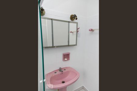 Casa à venda com 70m², 2 quartos e 2 vagas Casa à venda com 70m², 2 quartos e 2 vagasBanheiro