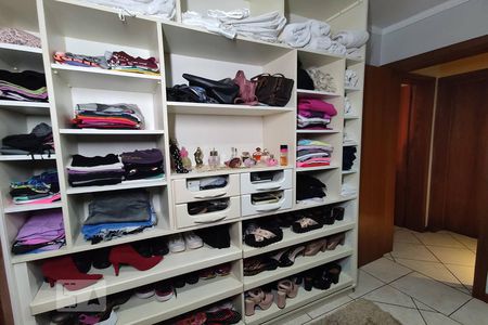 Casa à venda com 180m², 3 quartos e 2 vagasCloset