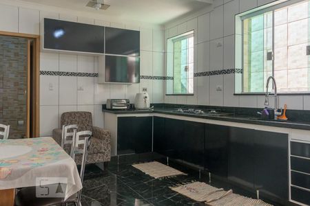 Casa à venda com 250m², 3 quartos e 2 vagas Casa à venda com 250m², 3 quartos e 2 vagasCozinha - Armários