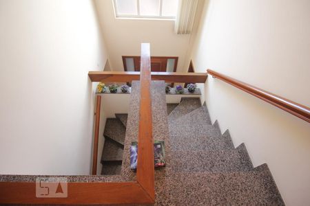 Escadas de casa à venda com 4 quartos, 205m² em Lar São Paulo, São Paulo