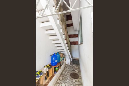 Casa de condomínio à venda com 300m², 5 quartos e 2 vagasEscadas para segundo piso