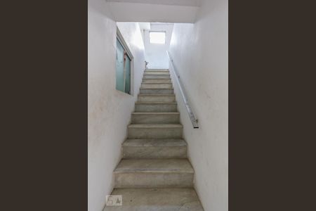 Casa de condomínio à venda com 300m², 5 quartos e 2 vagasEscada para terceiro piso