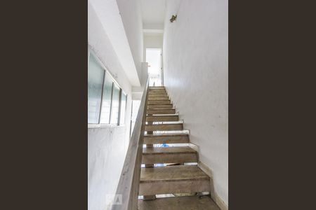 Casa de condomínio à venda com 300m², 5 quartos e 2 vagasEscadas para segundo piso