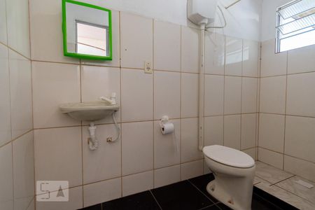Banheiro de kitnet/studio para alugar com 1 quarto, 35m² em Curicica, Rio de Janeiro