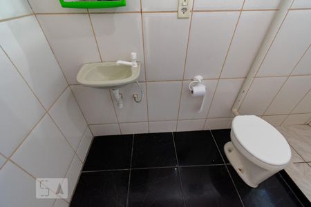 Banheiro de kitnet/studio para alugar com 1 quarto, 35m² em Curicica, Rio de Janeiro