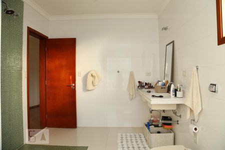 Casa à venda com 385m², 4 quartos e 6 vagasBanheiro da Suíte 1